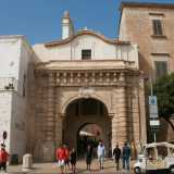 Oltrepassato il ponte, subito sulla sinistra appare il maestoso Arco marchesale (conosciuto anche come Porta Grande), che fa parte della cinquecentesca cinta muraria che immette nel borgo antico